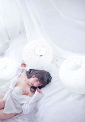 浴室里被男狂揉吃奶胸脱内衣_720手机在线观看